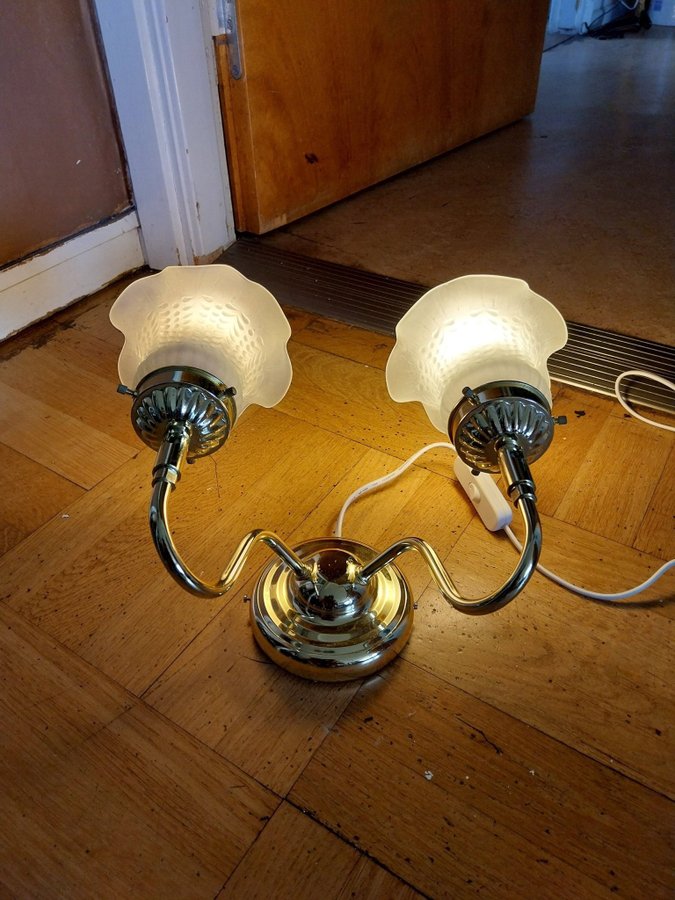 Retro Vägglampa/sänglampa i mässing och frostad lampkupa i glas från OVI