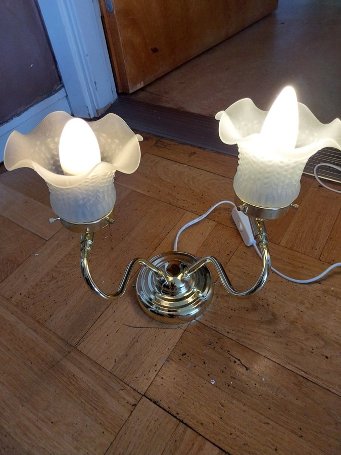 Retro Vägglampa/sänglampa i mässing och frostad lampkupa i glas från OVI
