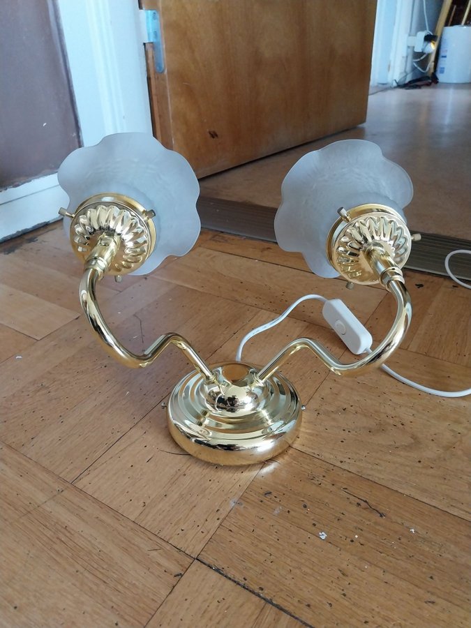 Retro Vägglampa/sänglampa i mässing och frostad lampkupa i glas från OVI