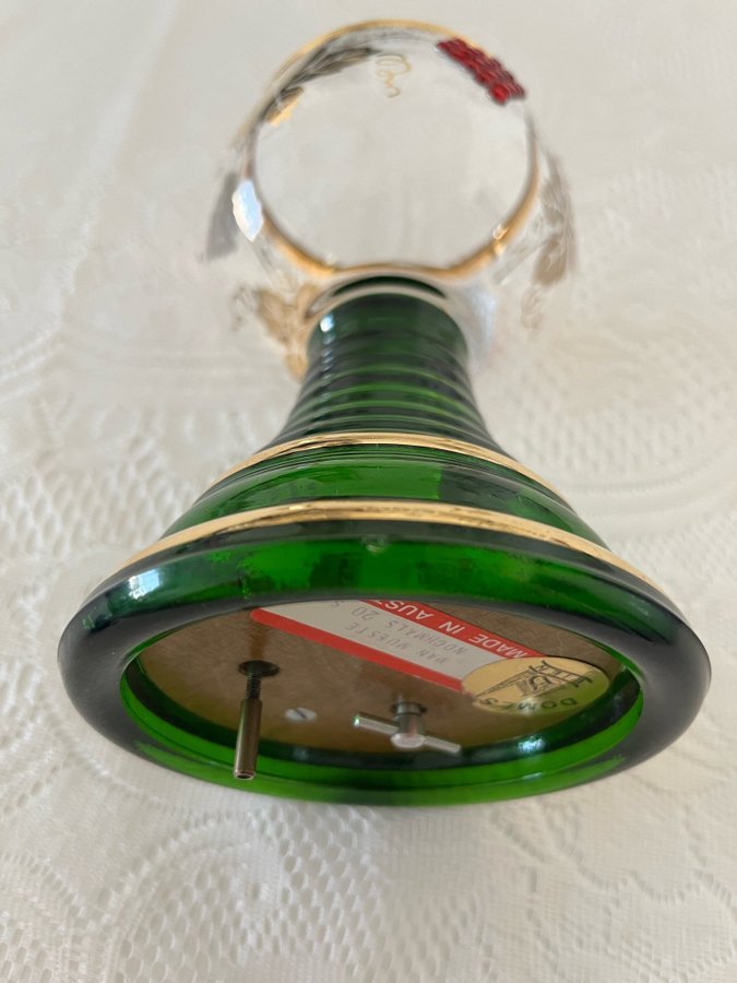 Ett vackert speldosa vinglas remmare grön fot med gold/ röda stenar dekoration