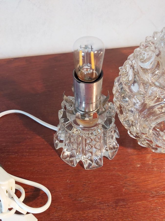 Bordslampa i klarglas vackert mönstrad