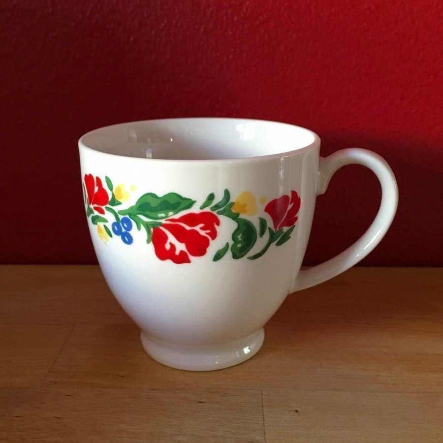 Kaffekoppar med blommönster märkt ”Eva” i botten i form av en katt 1990?