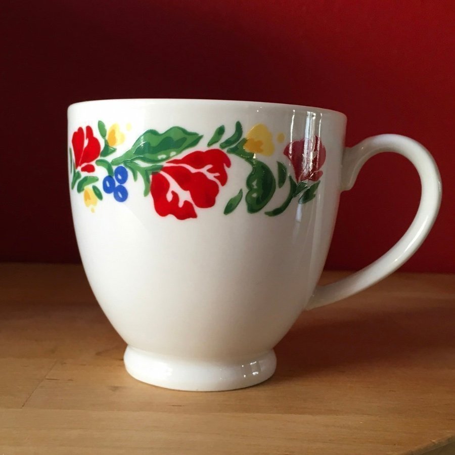 Kaffekoppar med blommönster märkt ”Eva” i botten i form av en katt 1990?