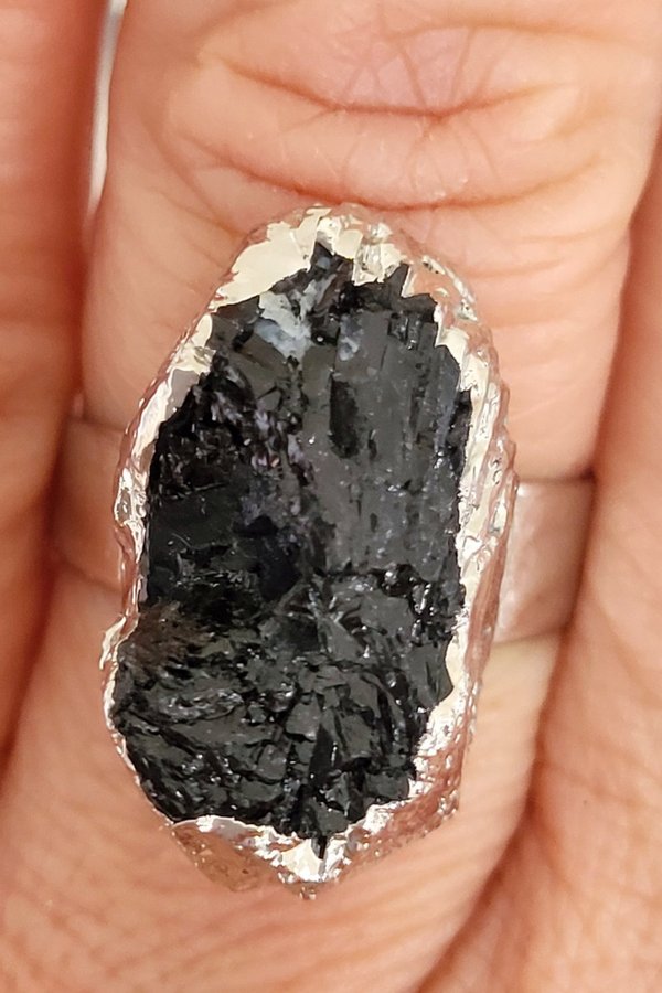 Unik ring med svart turmalin reglerbar