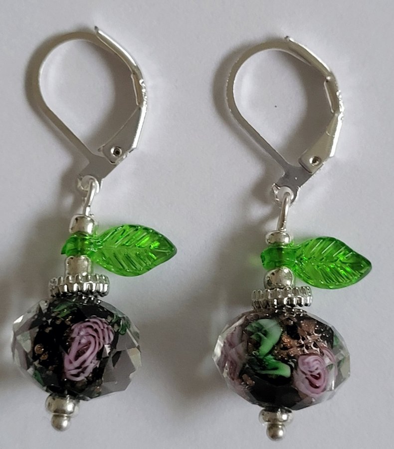 Vackra örhängen i silver 925 med blommor I murano glas