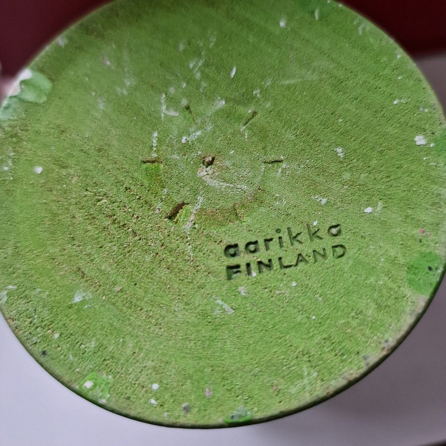 Äppelgrön pigg ljusstake i trä stiltypisk Aarikka Finland