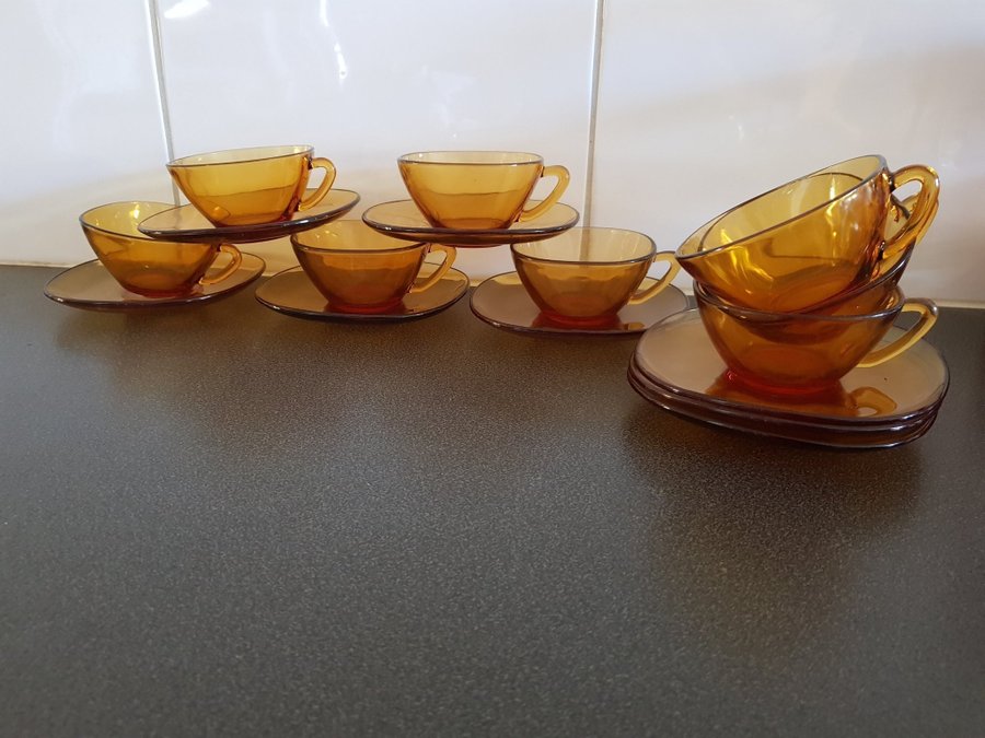 Vereco kaffekoppar koppar med fat France 8 st Bärnstensfärgade retro vintage
