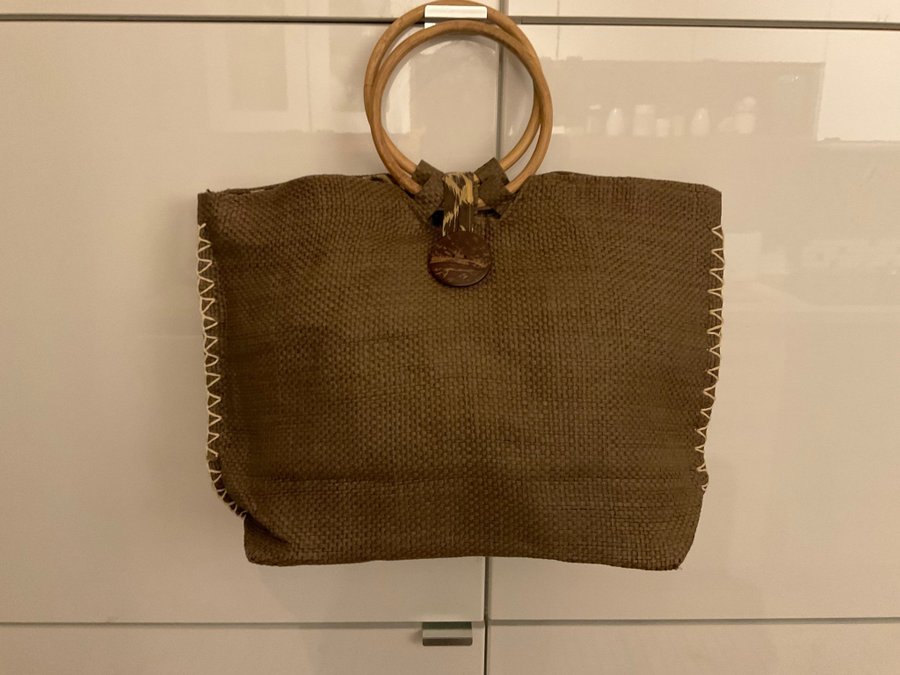 En vacker brun väska i linne