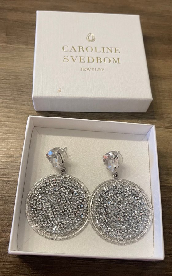 NYA Caroline Svedbom örhängen Alexandra crystal rocks rhodium silver