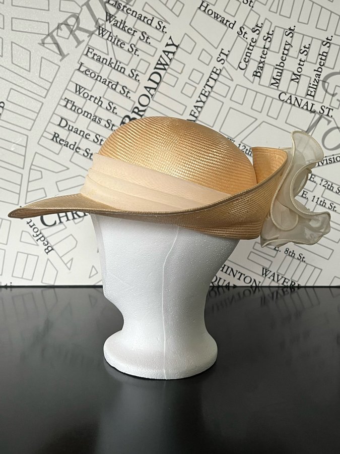 Hatt i stråmaterial naturfärgad beige