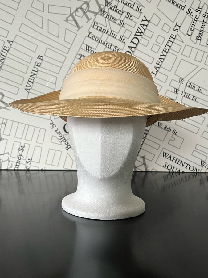 Hatt i stråmaterial naturfärgad beige