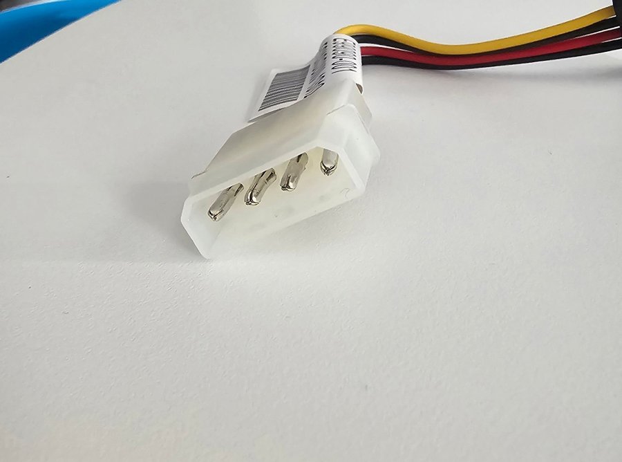 Strömadapter 4-pin Molex till Sata 3 fläkt adaptrar