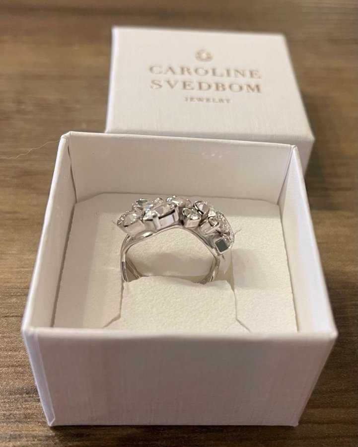 Caroline Svedbom ring Stella rhodium crystal i nyskick