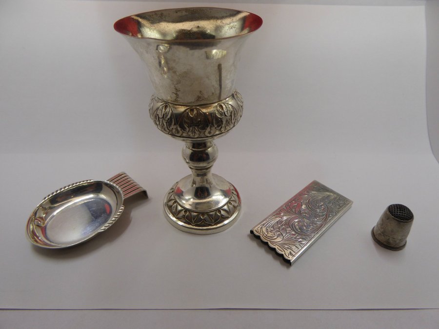 Parti intressanta äkta silverföremål med bägare fodral skål och fingerborg
