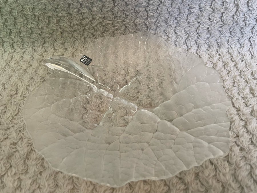 Set med lövformade fat i kristall ”Folia” Målerås Glasbruk