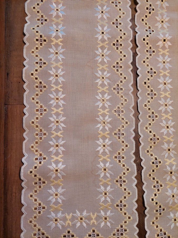 2st fina handbroderade Hardanger löpare retro