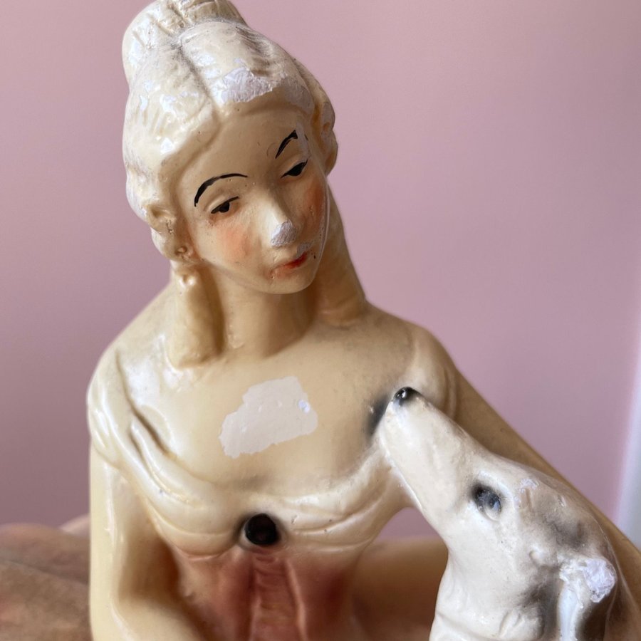 Skulptur kvinna med hund Bernardi konst