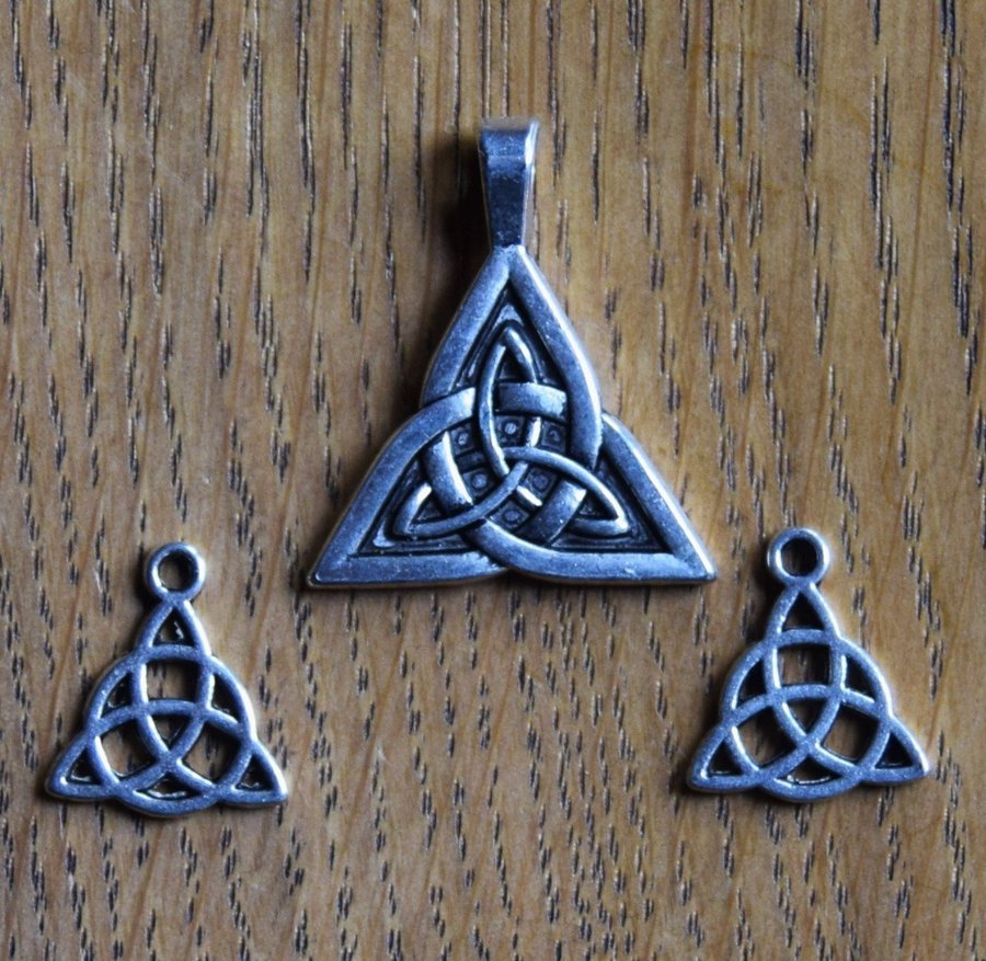 KELTISKT HÄNGE nr 3 Celtic knot Triquetra + 2 keltiska berlocker