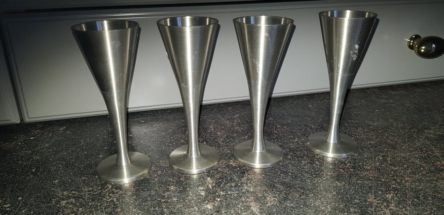 Fyra snapsglas i tenn tillverkade i Danmark Danskt Tenn