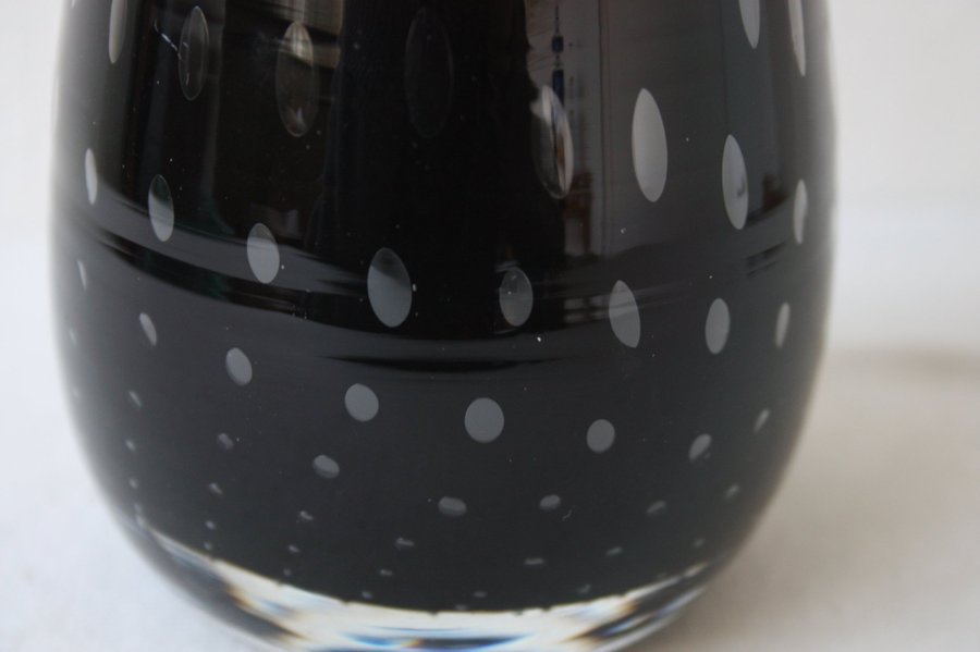 Vas i svart glas från Sea i Kosta