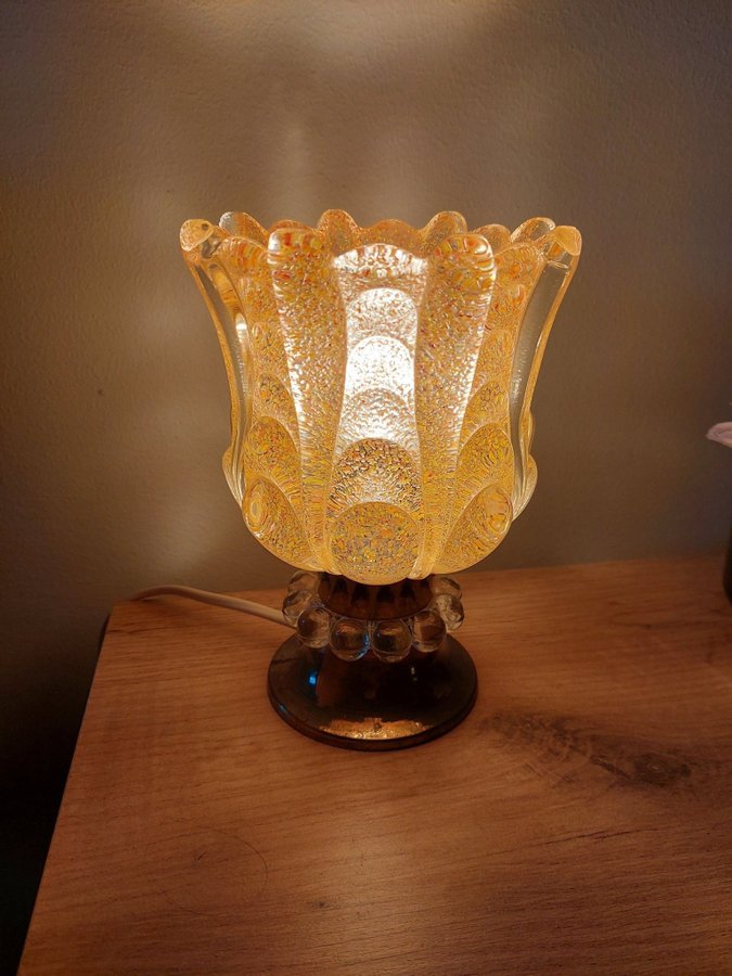 Konsthantverk Tyringe bordslampa med orangefärgat konstglas och mässing