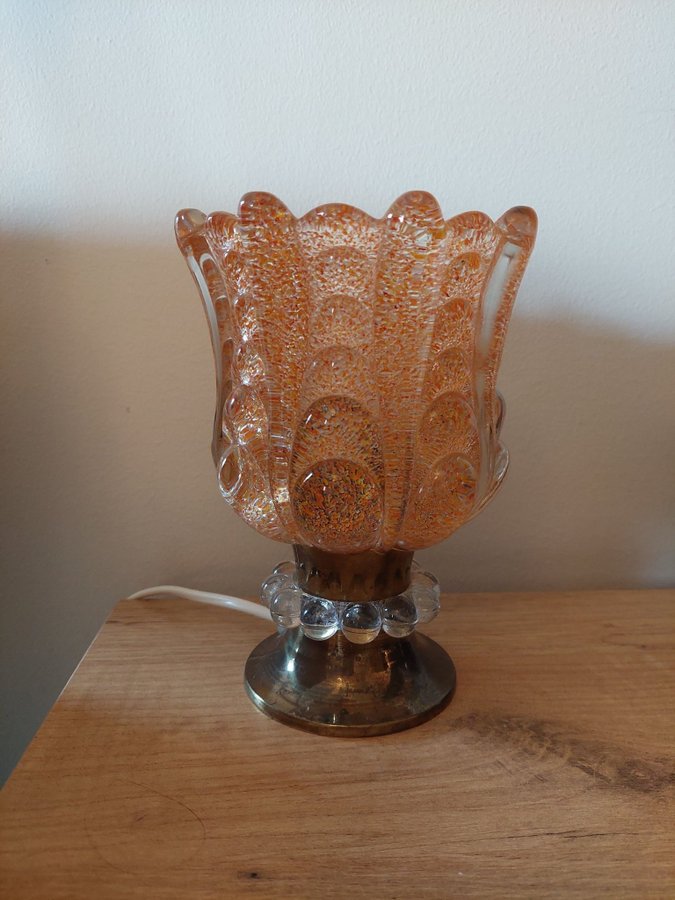 Konsthantverk Tyringe bordslampa med orangefärgat konstglas och mässing