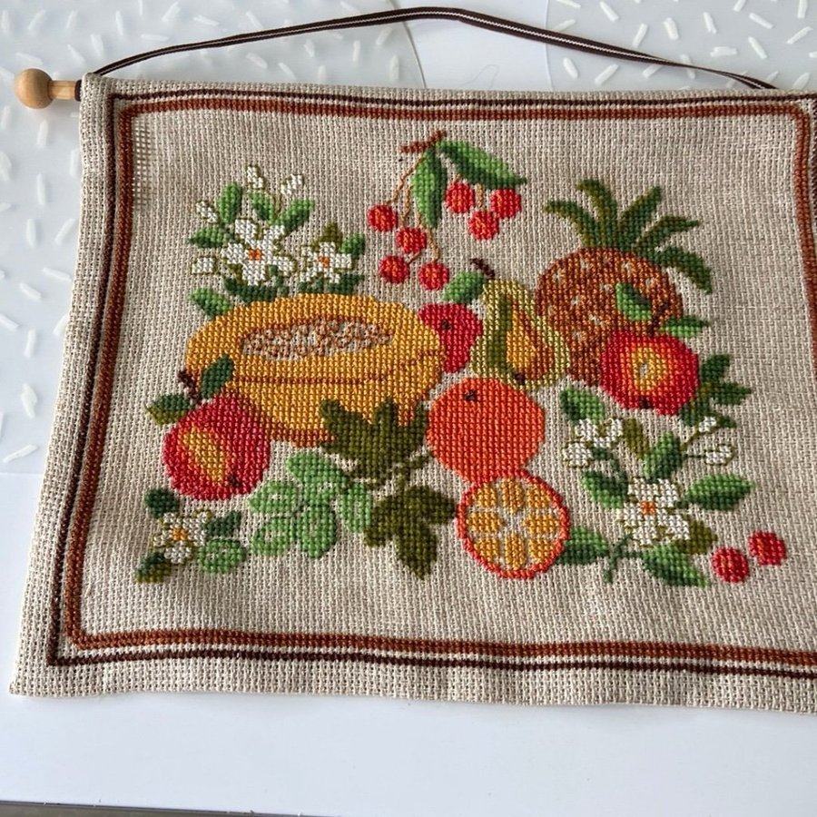 Broderad väggbonad med fruktmotiv