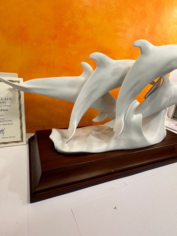 Ev Gawantko BOTTLENOSE DOLPHINS FIGURINsign porslin Kaiser Tyskland70talet