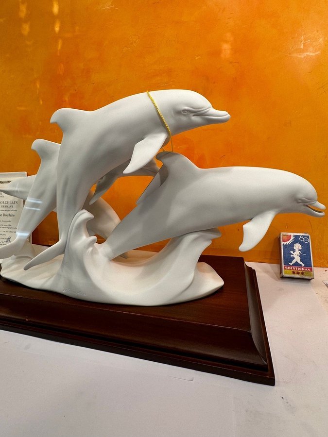 Ev Gawantko BOTTLENOSE DOLPHINS FIGURINsign porslin Kaiser Tyskland70talet