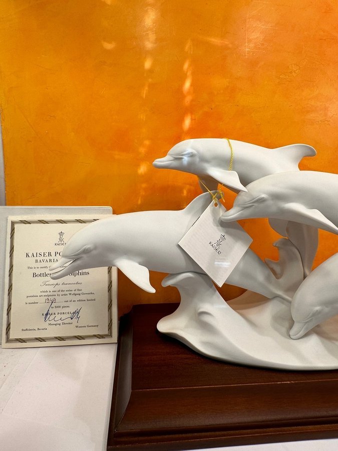 Ev Gawantko BOTTLENOSE DOLPHINS FIGURINsign porslin Kaiser Tyskland70talet