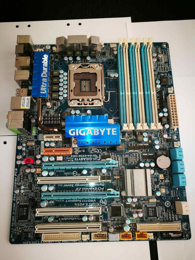 Moderkort Gigabyte GA-EX58-UD4 med faceplate LGA1366 Socket *1KR*