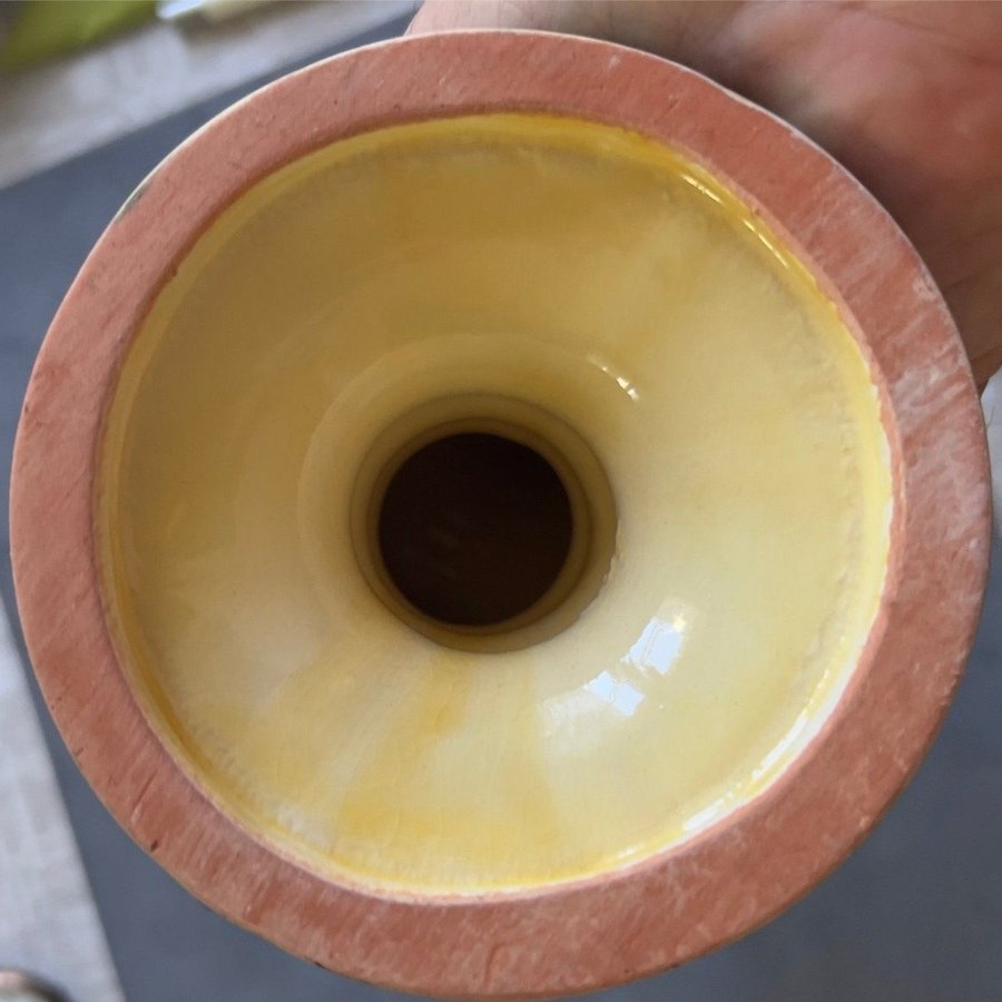 Gul tupp i keramik