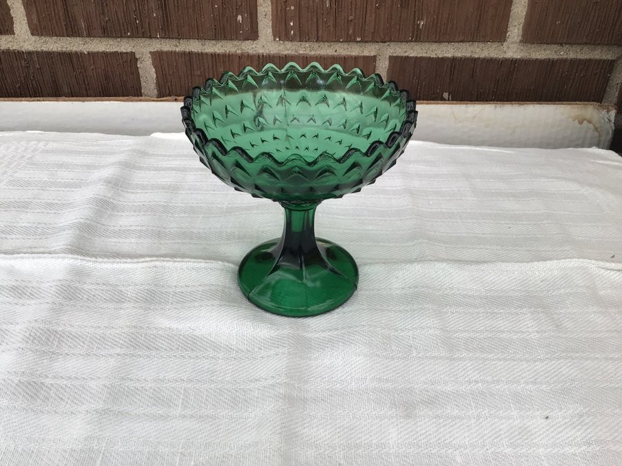 Glimma glasbruk skål på fot Blixt 1900-tal pressglas grönt glas