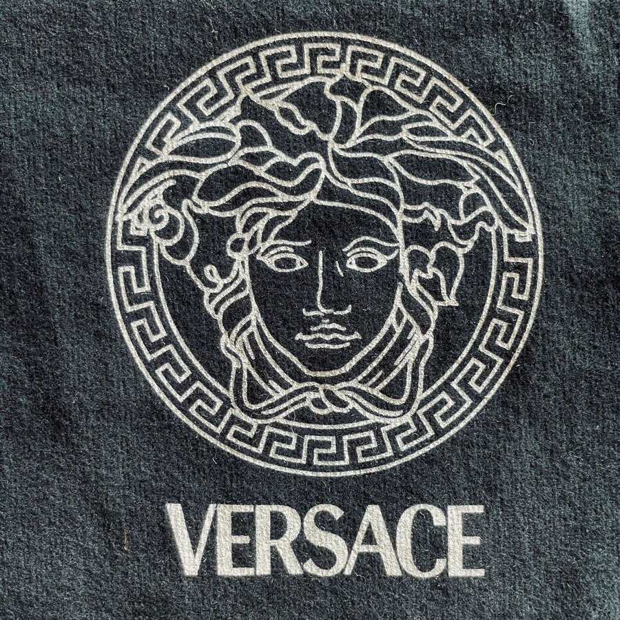 Aftonväska - VERSACE - svart satin och läder med gulddetaljer och ädelstenar