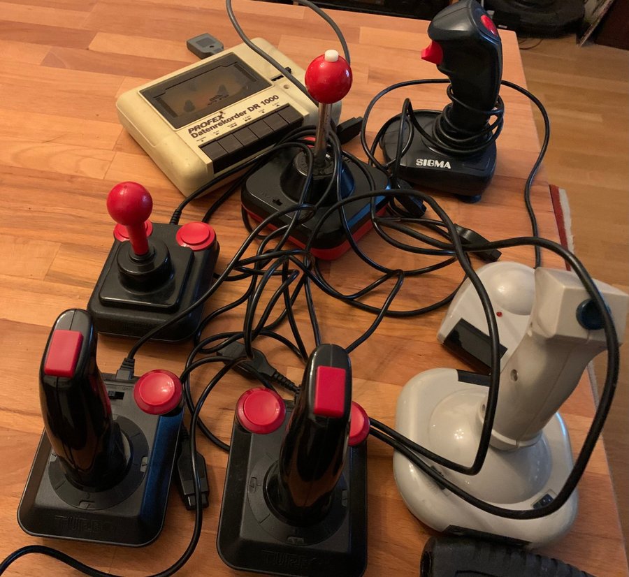 6 joysticks och en bandspelare Allt otestat