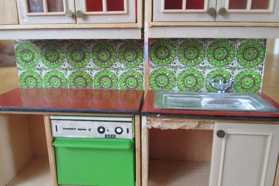 Dockmöbler: Äldre köksdelar i plast Diskmaskin och diskho Fabrikat Lisa