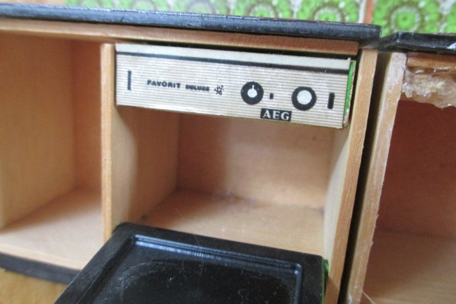 Dockmöbler: Äldre köksdelar i plast Diskmaskin och diskho Fabrikat Lisa