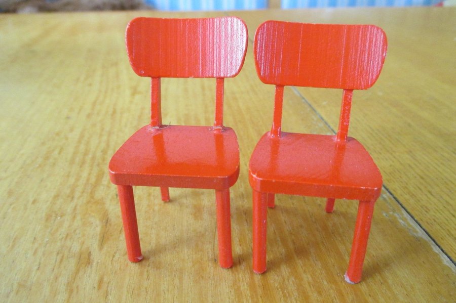 Dockmöbler: 2 stycken röda/orangea stolar i trä