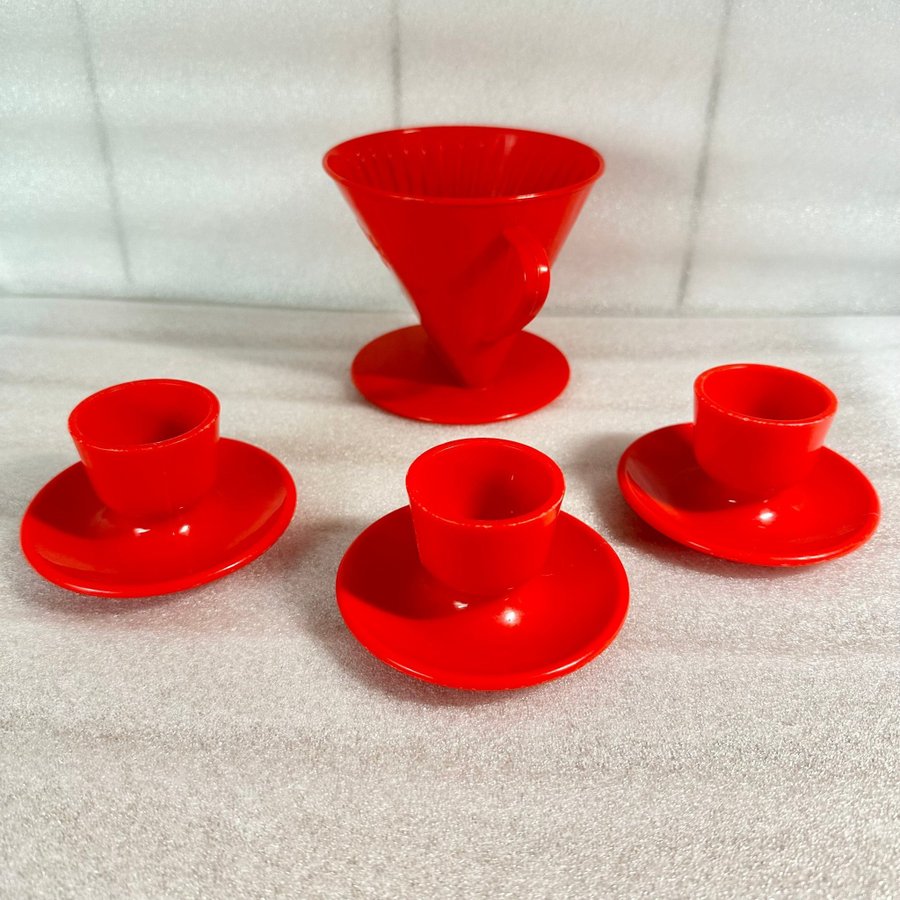 1 röd Melitta 102 kaffefilterhållare och 3 röda äggkoppar allt i plast - retro