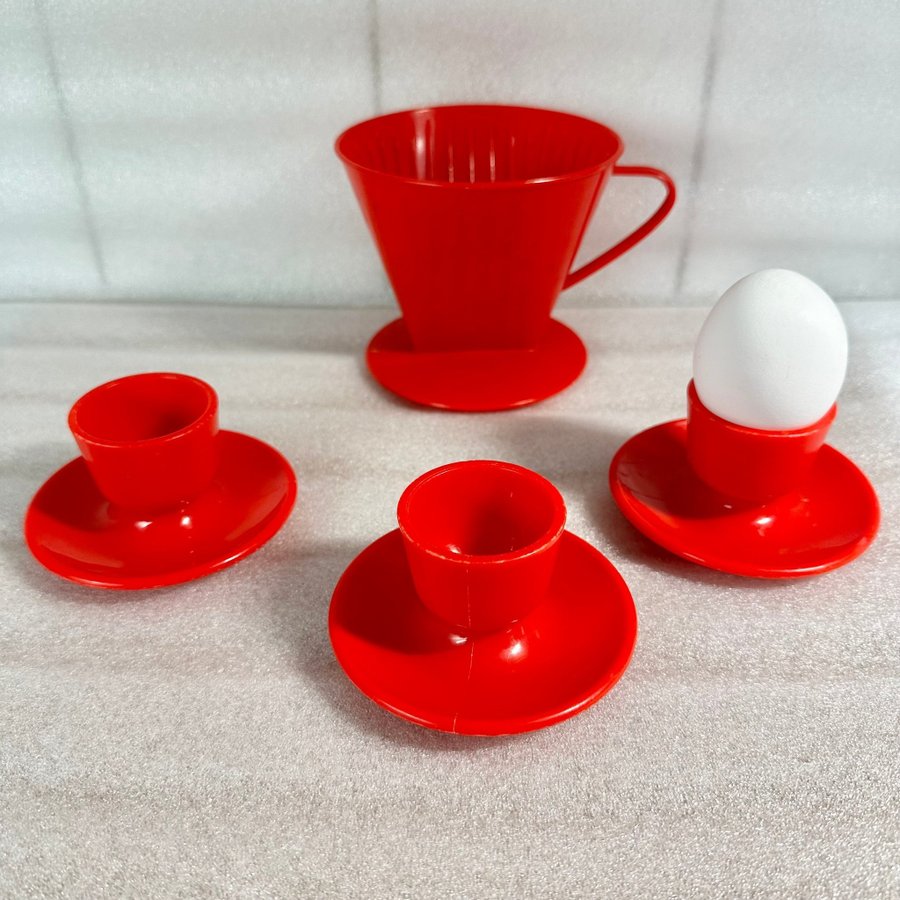 1 röd Melitta 102 kaffefilterhållare och 3 röda äggkoppar allt i plast - retro