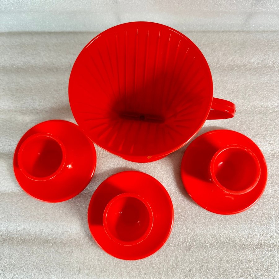 1 röd Melitta 102 kaffefilterhållare och 3 röda äggkoppar allt i plast - retro