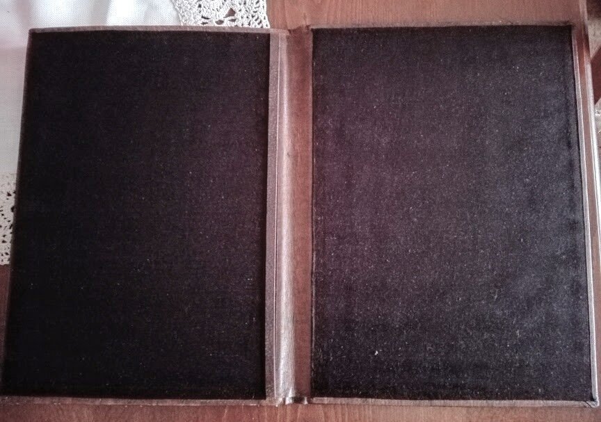 Vintage 1950s brown embossed leather folder