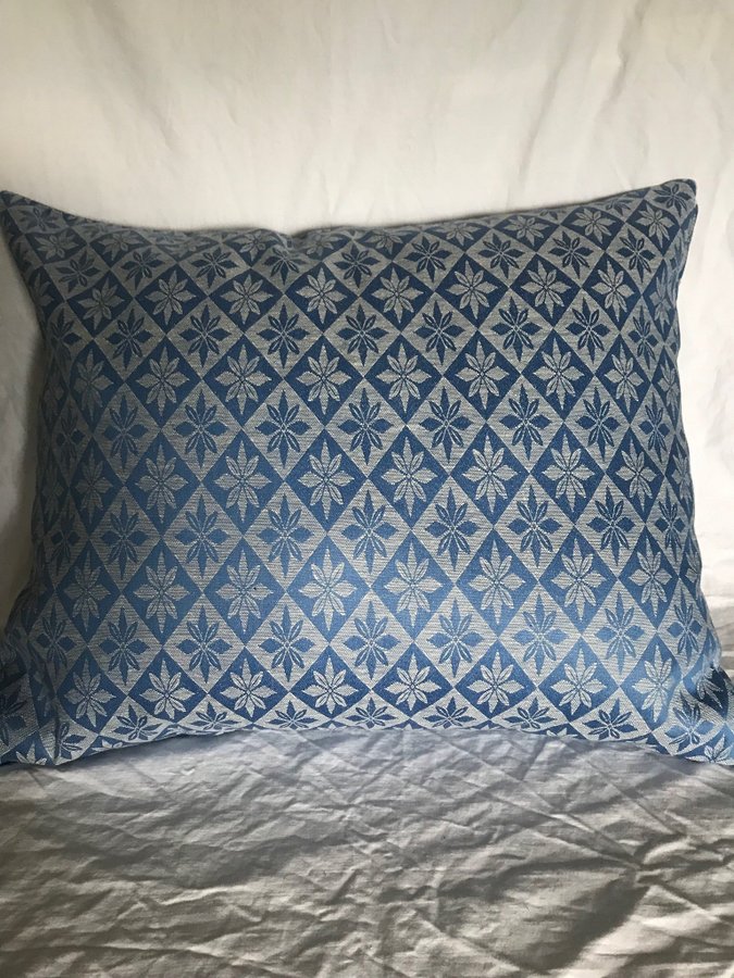 Nysytt kuddfodral i oanvänt vintage madrasstyg med klassiskt mönster ca50x60 cm
