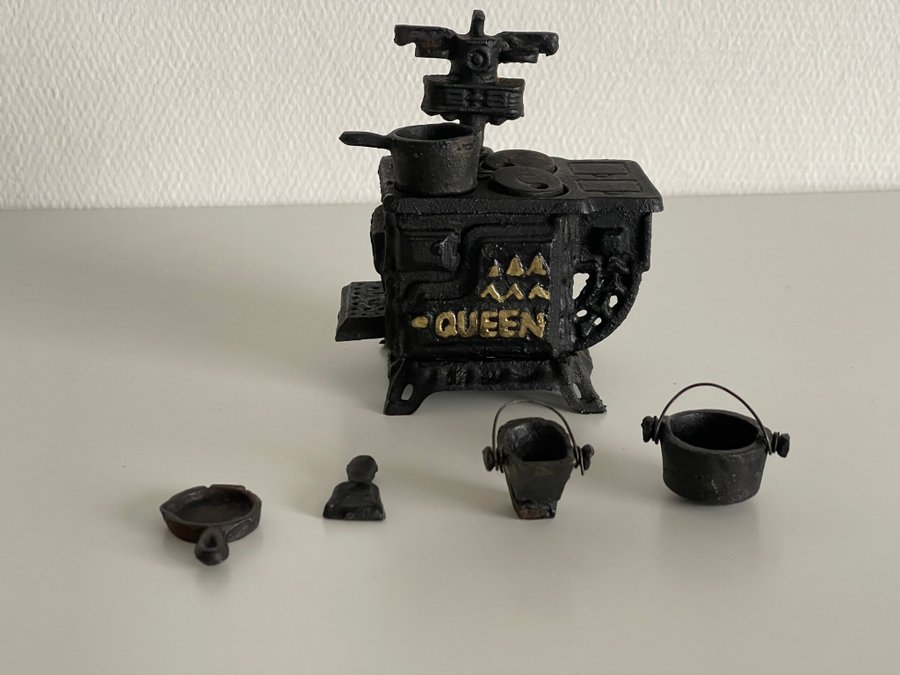 Miniatyr Vedspis Gjutjärn Dockhus med tillbehör Queen