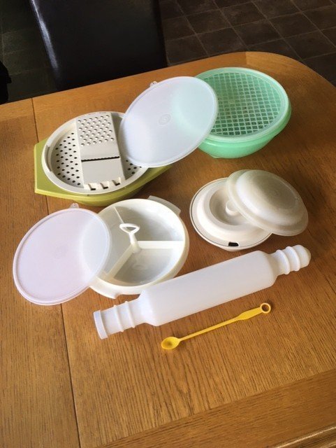 Parti med Tupperware-prylar Olika