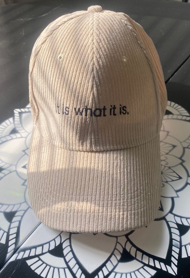 Snygg Beige keps ”It is what it is"