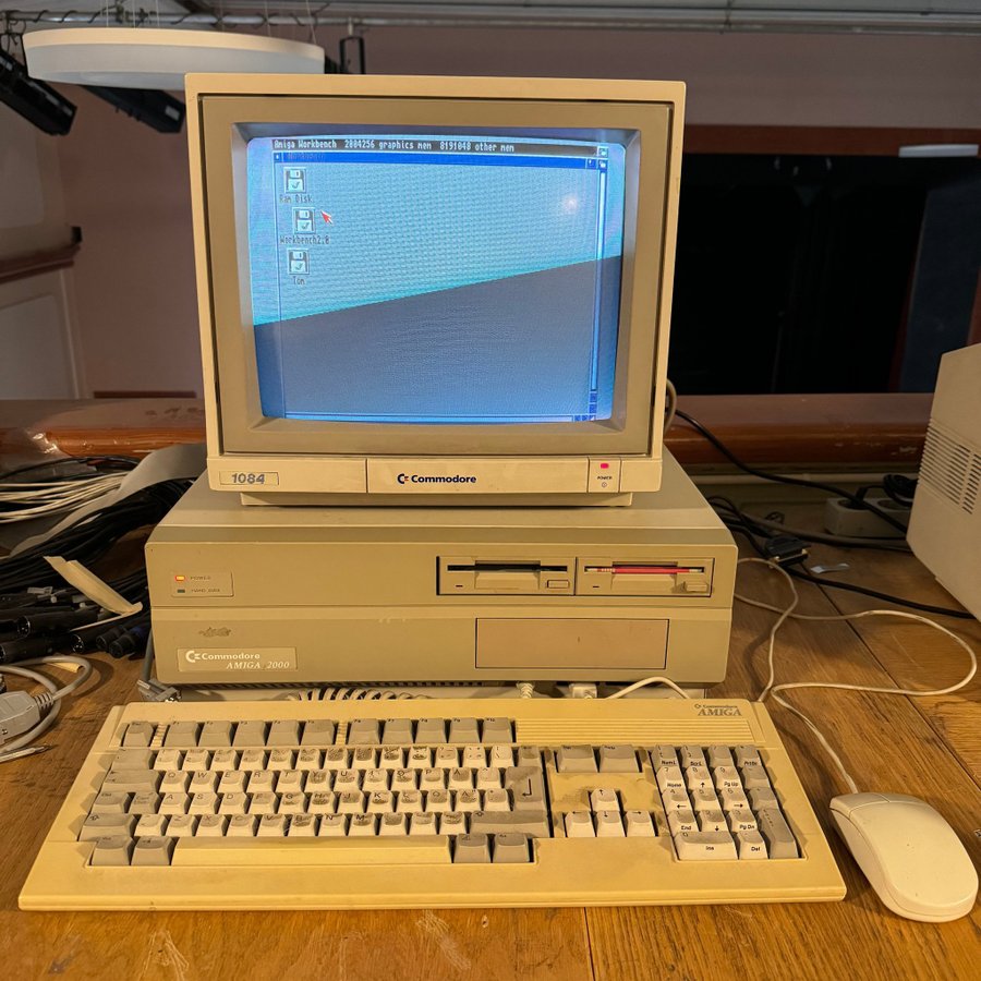 Stort Amiga paket A4000T (68040) + A2000 (68040) + monitorer + hård/mjukvara