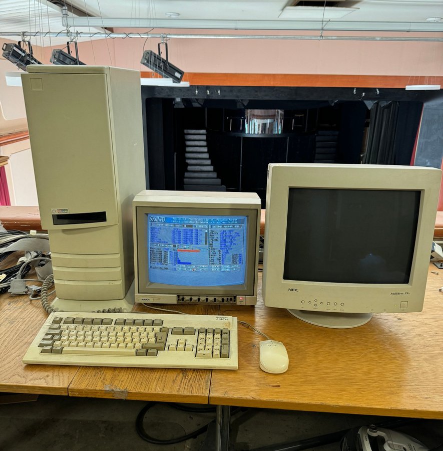 Stort Amiga paket A4000T (68040) + A2000 (68040) + monitorer + hård/mjukvara