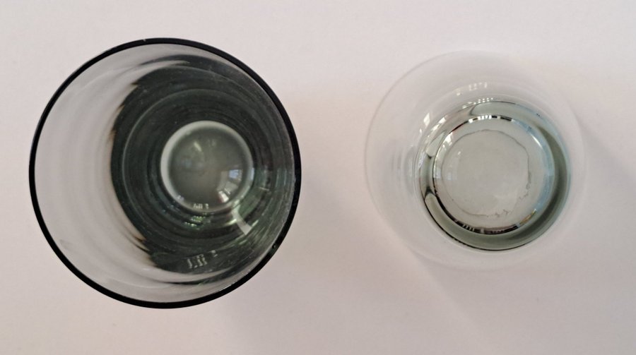 Två äldre gröntonade glas