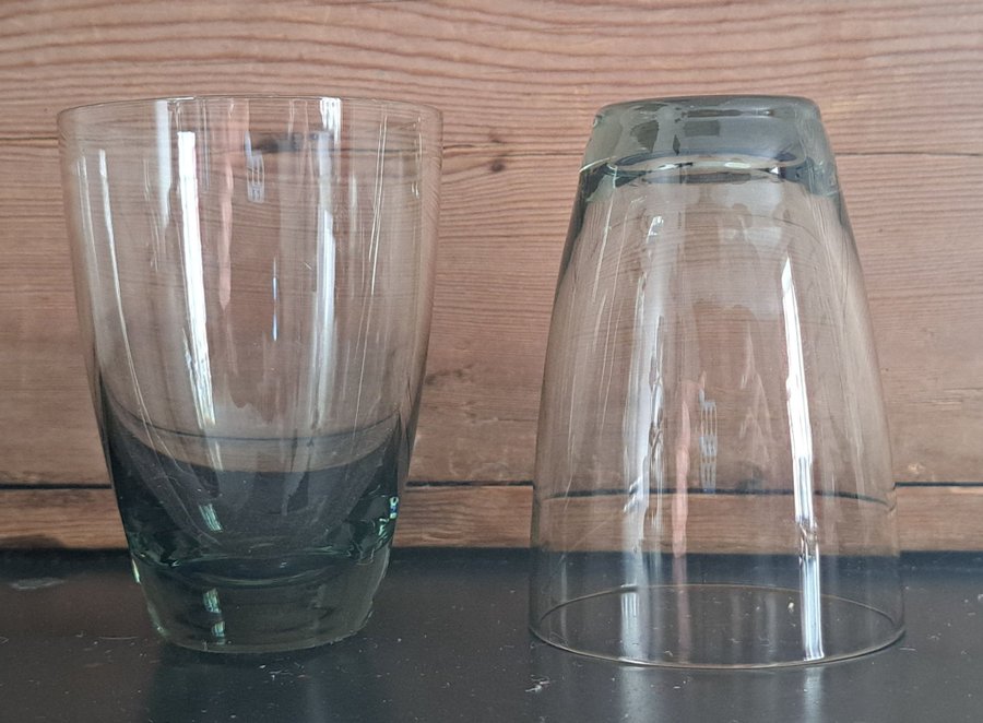 Två äldre gröntonade glas